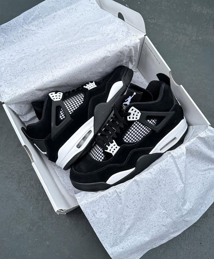 Air Jordan 4 'White Thunder